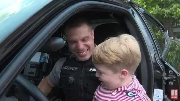 Policjant zostaje mentorem 6-latka bez rąk, który marzy o byciu detektywem