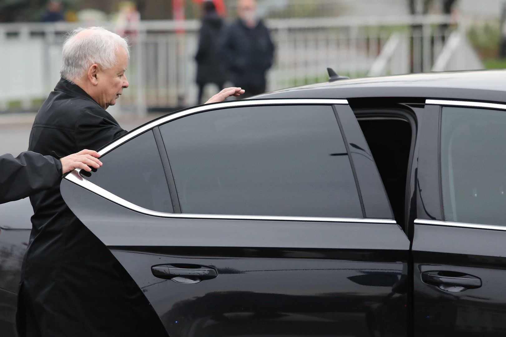 Wstyd! Kierowca Kaczyńskiego przyłapany. Za to grożą surowe kary