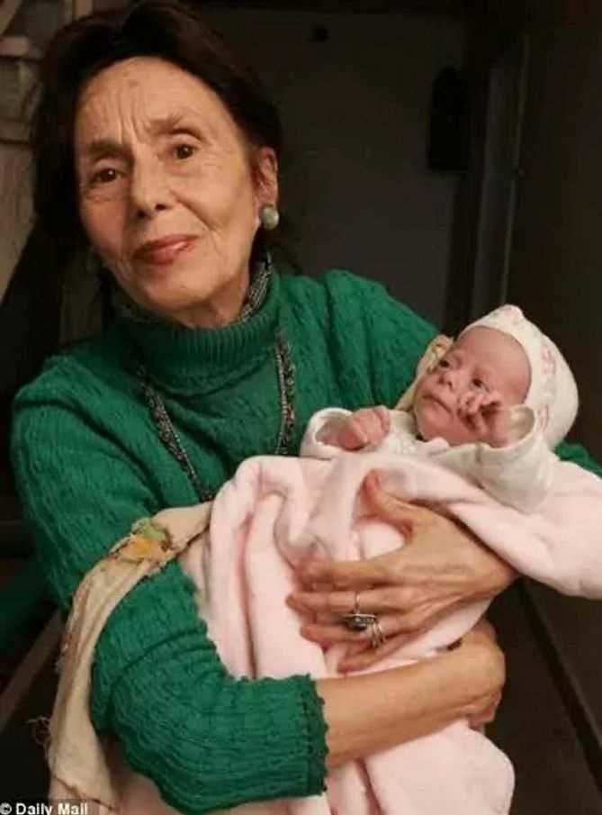 Urodziła dziecko w wieku 66 lat. Jak matka i córka wyglądają po latach?