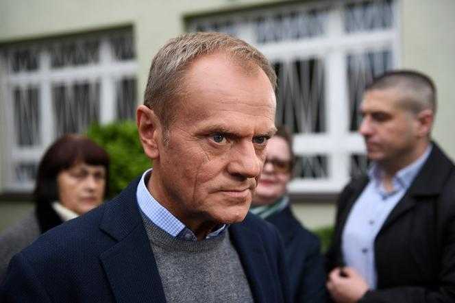 Tusk zapytał panią Iwonę o Polski Ład. Słowa fryzjerki napawają grozą, jest załamana!