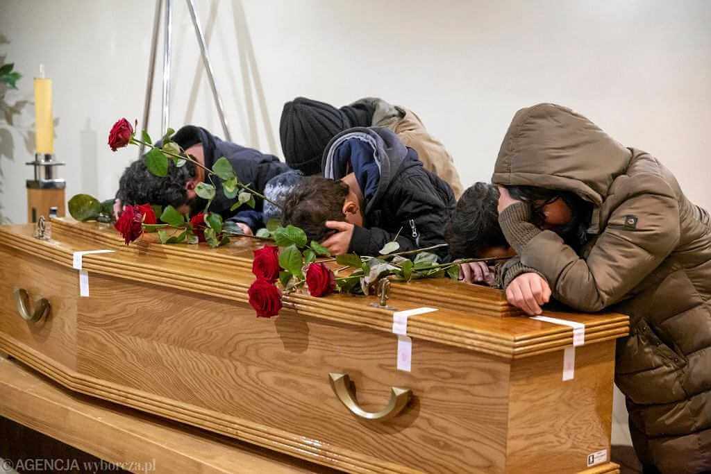 Białystok. Pogrzeb Kurdyjki Avin, matki pięciorga dzieci. Kobietę znaleziono w polskim lesie