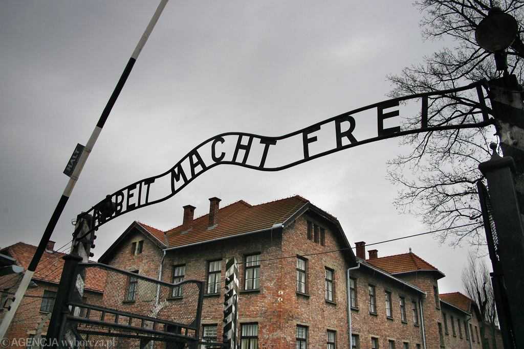 29-letnia Holenderka "hajlowała" na tle bramy Muzeum Auschwitz w Oświęcimiu. Wezwano policję
