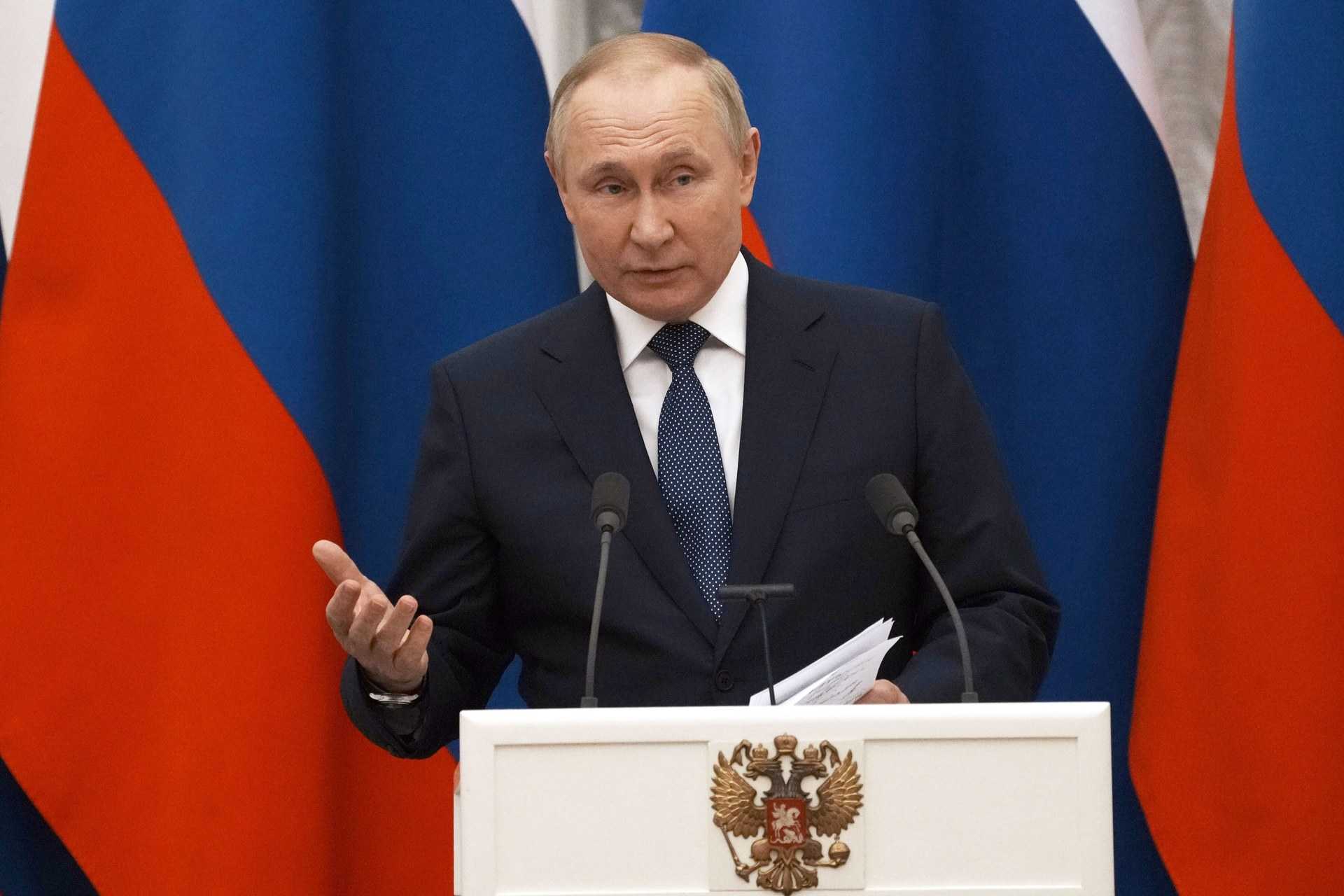 Putin po spotkaniu z Macronem: NATO poucza nas, jak mamy organizować manewry