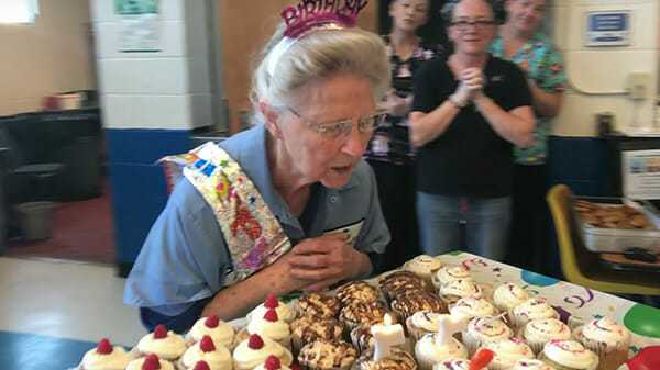 77-letnia woźna, która nigdy nie obchodziła swoich urodzin, nagle słyszy swoje imię przez głośnik