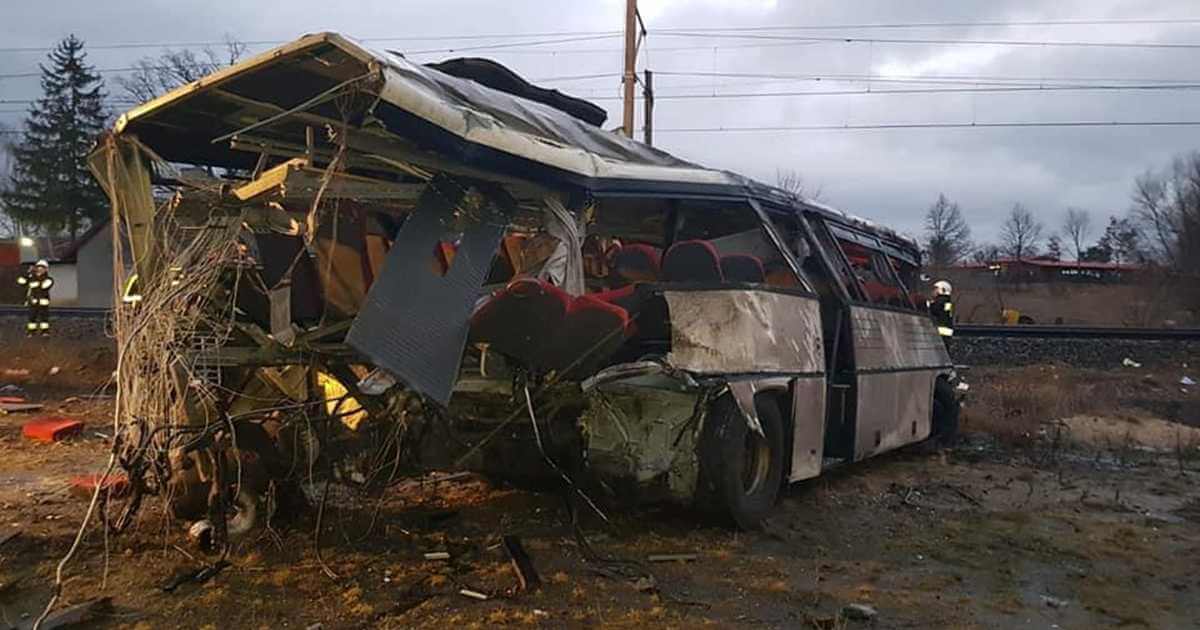 Tragiczny wypadek. Autobus szkolny zderzył się z pociągiem. Są ofiary śmiertelne.