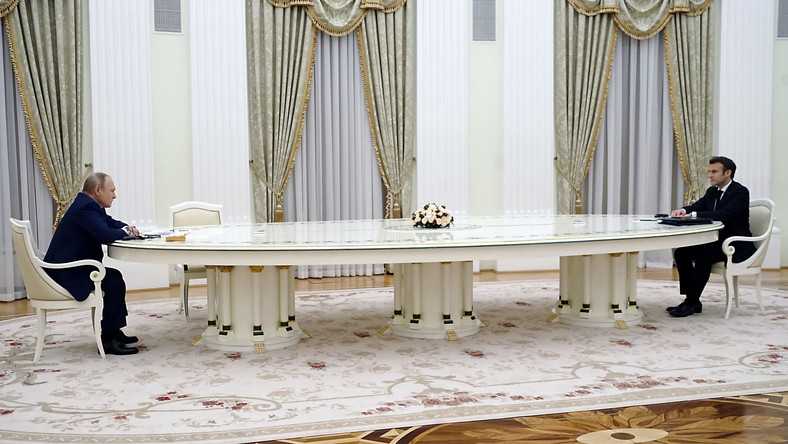 Kulisy rozmów Putina z Macronem. Ogromny stół i prymitywna uwaga rosyjskiego prezydenta