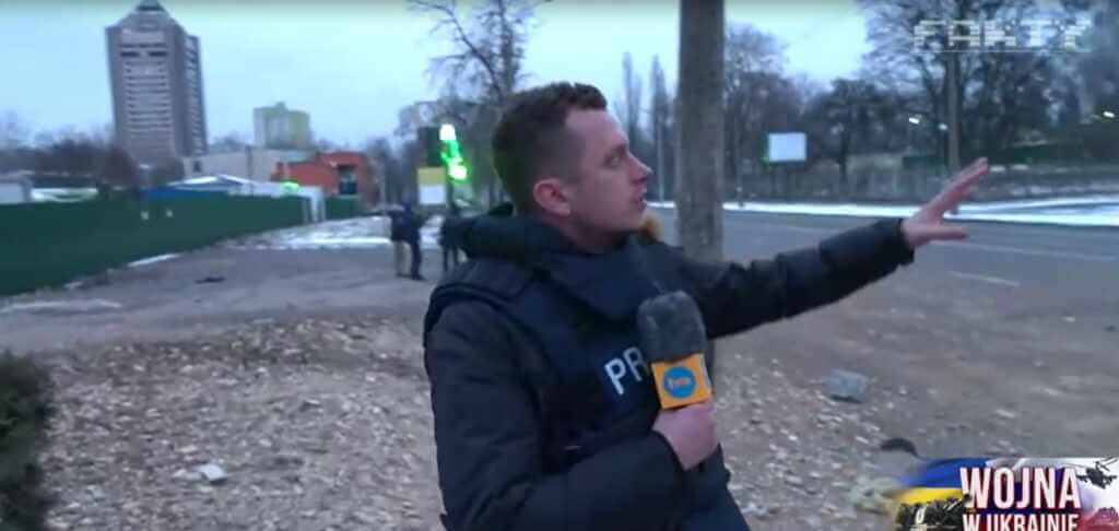 Podczas wejścia na żywo dziennikarz TVN przeżył chwile grozy. Nad głową usłyszał huk