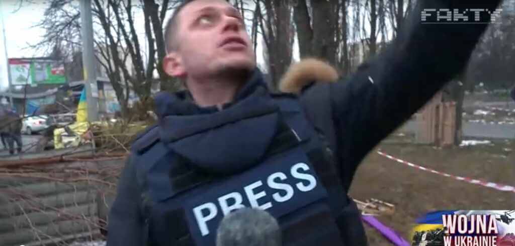 Podczas wejścia na żywo dziennikarz TVN przeżył chwile grozy. Nad głową usłyszał huk