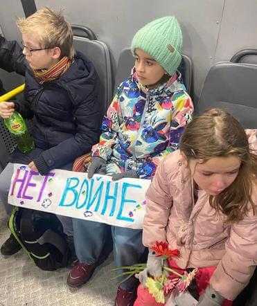 Putin wsadził dzieci z podstawówki za kratki! Protestowały przeciw wojnie