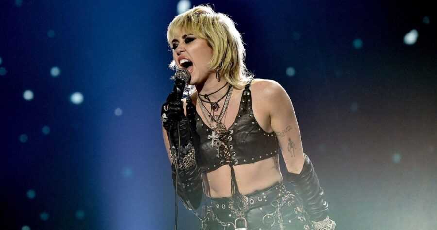 Miley Cyrus nie doleciała na koncert. W samolot uderzył piorun