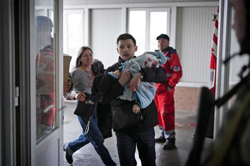 Mariupol. Ojciec niesie syna w zakrwawionym kocu. 18-miesięczny Cyryl zmarł po rosyjskim ostrzale