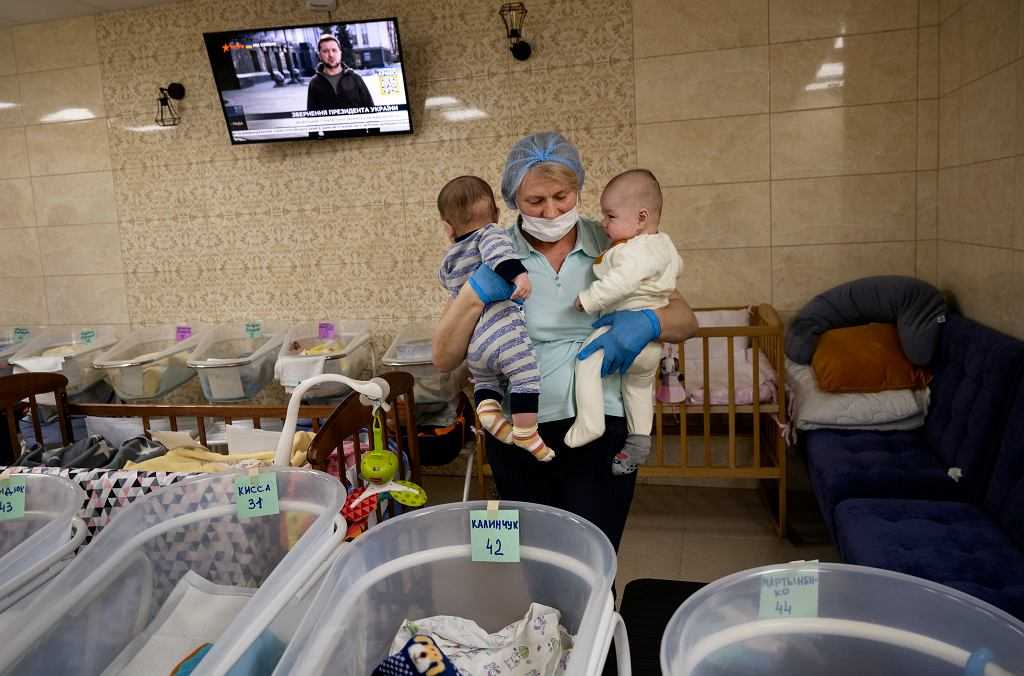 Dzieci urodzone przez surogatki znalazły schronienie w kijowskiej piwnicy. "Nie mogę porzucić tych dzieci"
