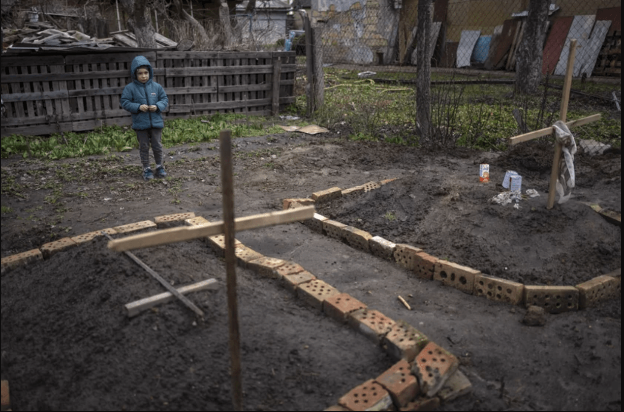 Oto dowody na zbrodnie Rosjan. Wstrząsające zdjęcie 6-latka stojącego nad grobem matki. Inne porażają jeszcze bardziej