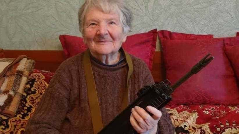 93-latka z karabinem automatycznym chce bronić Ukrainy