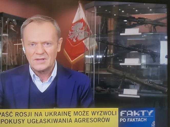 Donald Tusk z karabinem krytykuje Orbana i ostrzega Morawieckiego. "Na litość Boską, musimy się określić"
