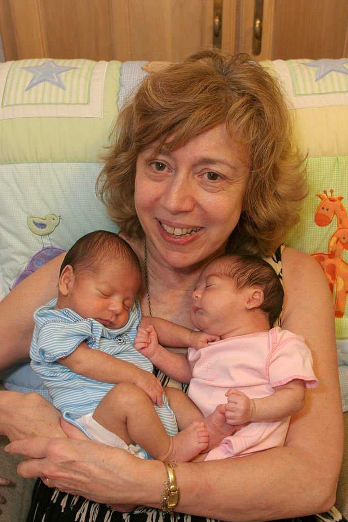 60-latka zostaje jedną z najstarszych matek w USA rodząc bliźnięta – najstarsza córka „wyrzeka się” jej