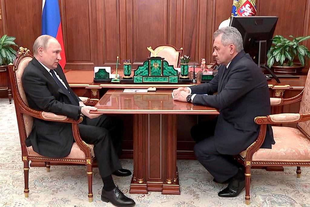 Władimir Putin trzyma stół podczas spotkania z Szojgu. "Teatrzyk"