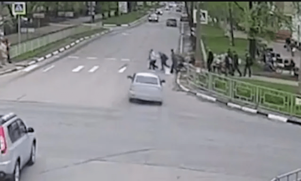 Czwórka dzieci ranna w wypadku. 18-latek z Rosji potrącił je na przejściu dla pieszych