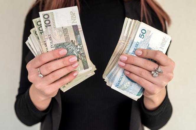 Polacy dostaną 1300 zł za nic i stracą 500 plus? Bezwarunkowy dochód podstawowy ma być testowany w Polsce