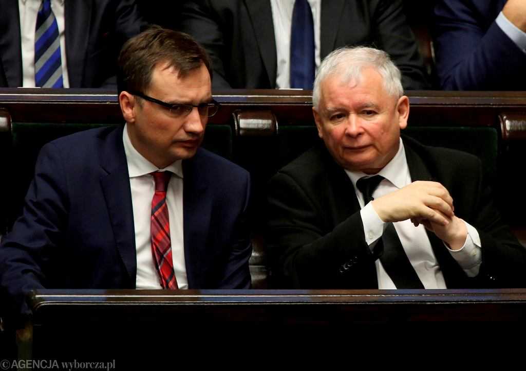 Kaczyński bombarduje miłością, ale po cichu też szantażuje Ziobrę