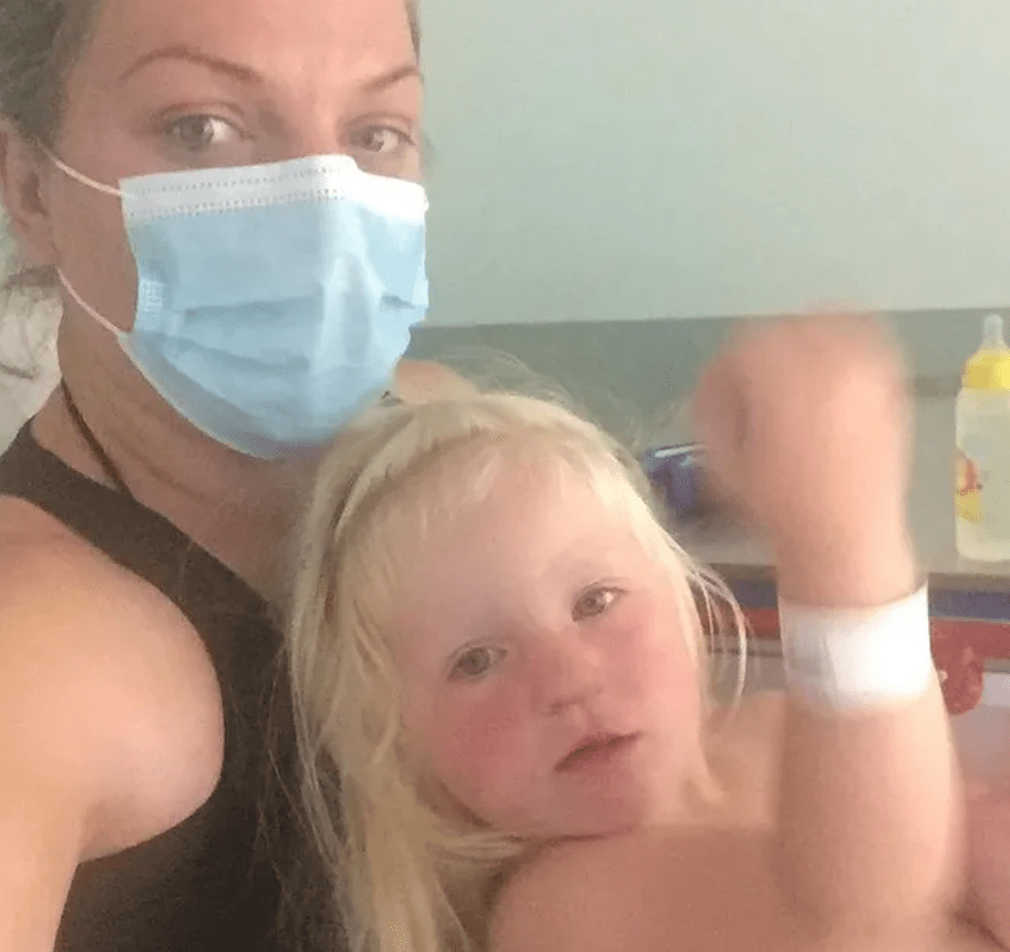 30-latka ostrzega rodziców przed falą upałów po tym, jak jej córeczka trafiła do szpitala z 40-stopniową gorączką