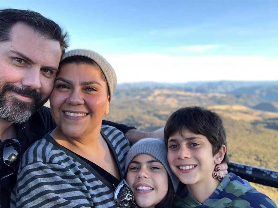 Czteroosobowa rodzina robi sobie pamiątkowe zdjęcie na wymarzonych wakacjach – kilka godzin później dochodzi do strasznej tragedii