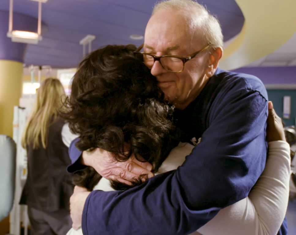 Mężczyzna przechodzi na emeryturę i poświęca swój czas na przytulanie wcześniaków
