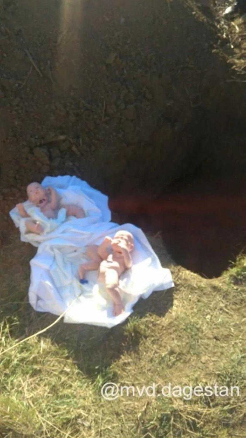 Na pogrzebie zmarłych bliźniąt ojciec zamiast zwłok odkrył… lalki! Prawda jest szokująca.
