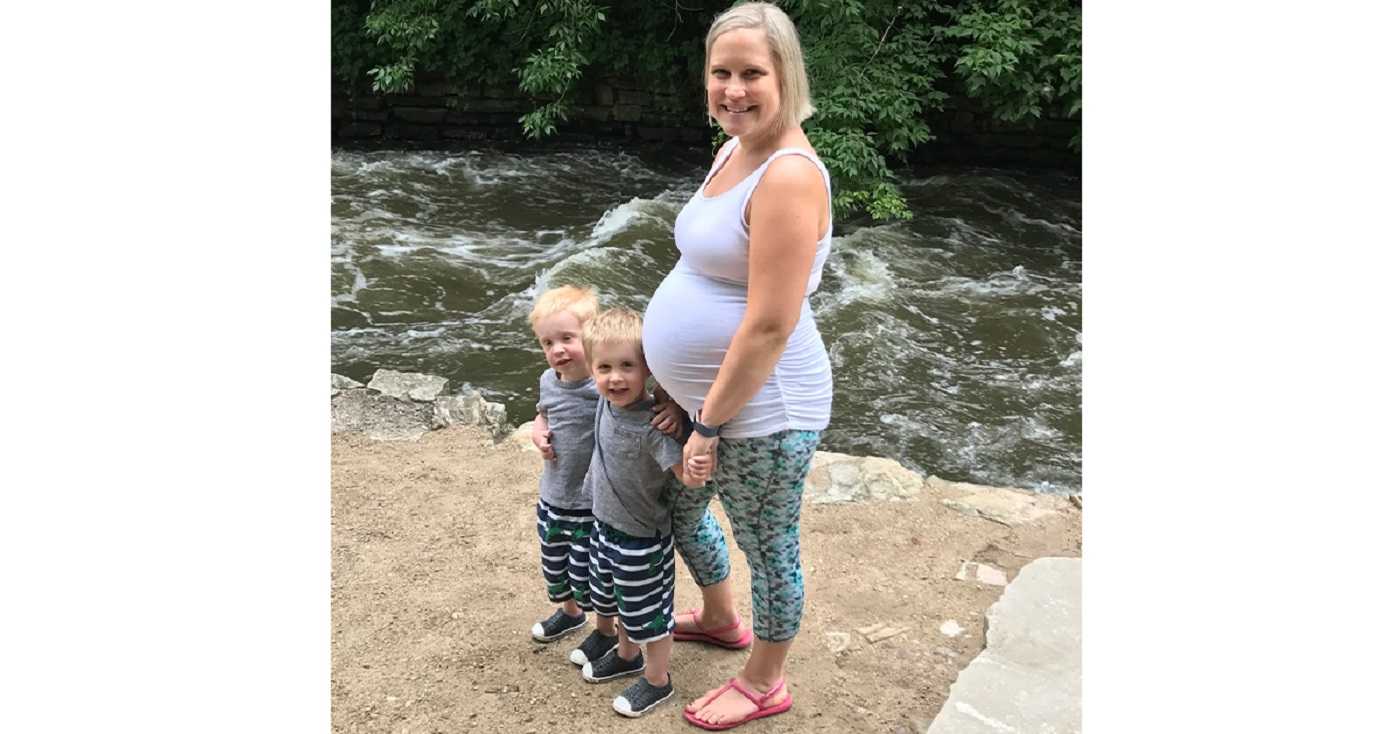 Matka w zaawansowanej ciąży rezygnuje z mszy, aby nauczyć swoich synów pływać – ratuje topiącego się chłopca