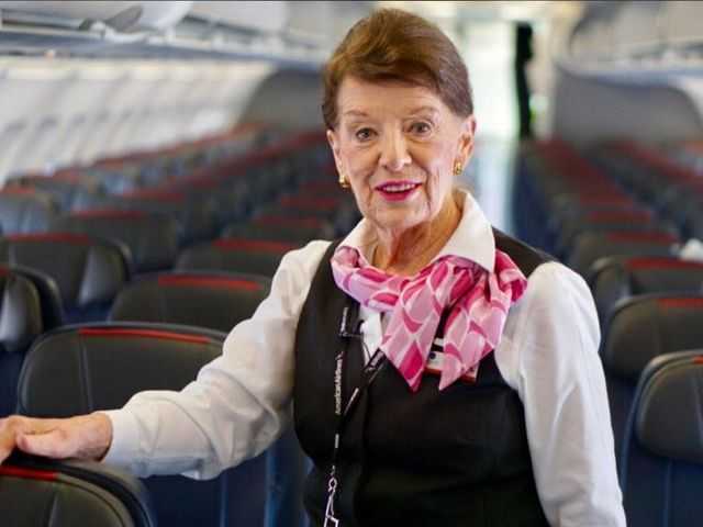 86-latka rozpoczęła pracę w 1957 roku i jest najdłużej pracującą stewardessą w zawodzie na świecie