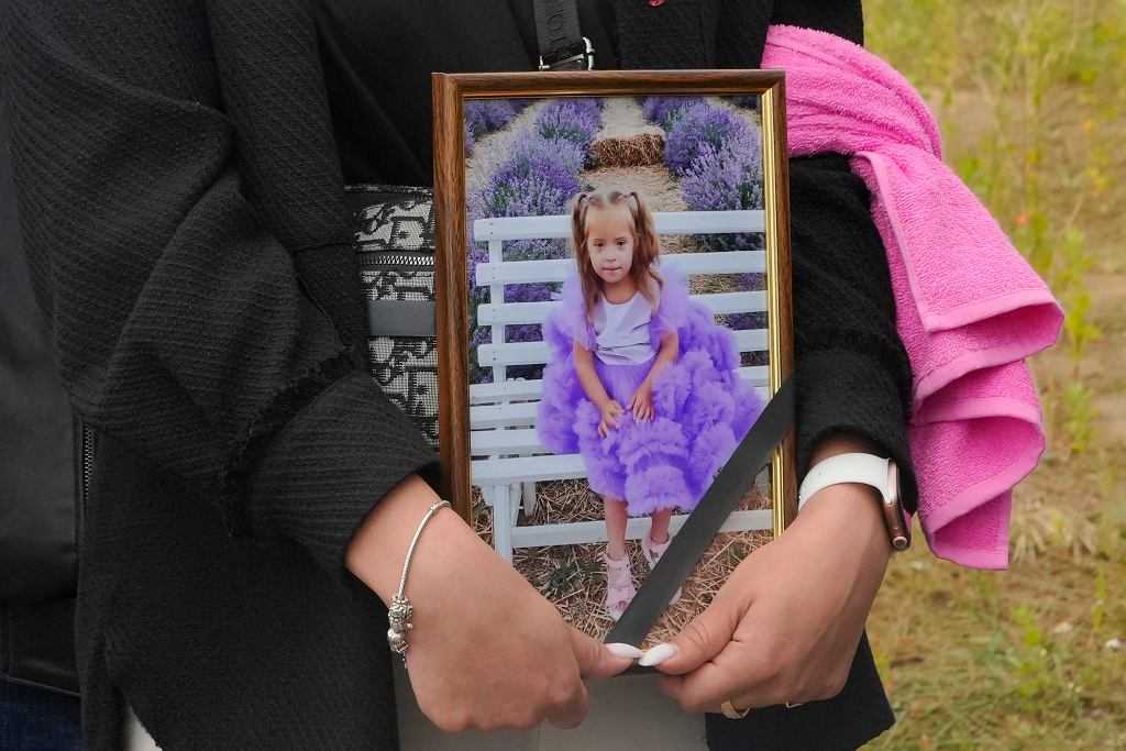 Pogrzeb 4-latki, która zginęła w ataku Rosjan. Ksiądz wybuchł płaczem. "Zobacz, ile osób do ciebie przyszło"