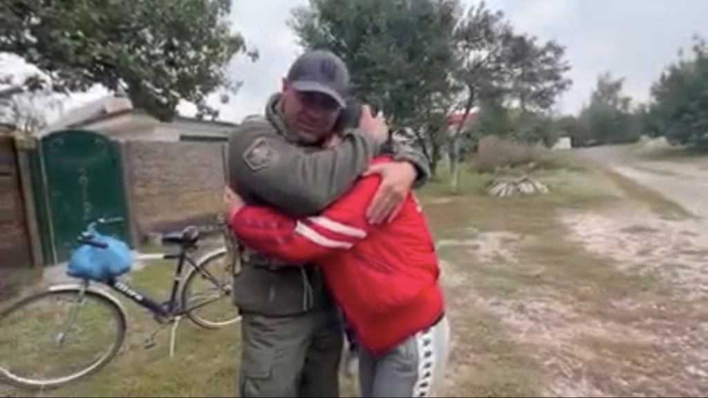 Ukraiński żołnierz wyzwalał miejscowość. Spotkał tam swoją matkę