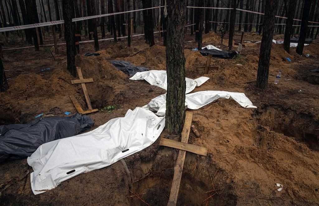 Ukraina. Ciała ekshumowane pod Izium ze śladami gwałtownej śmierci i tortur. "Są też dzieci"