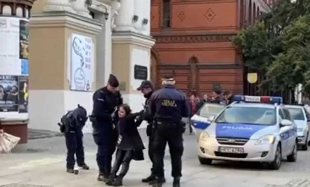 Toruń. Chce od policji wyjaśnień ws. zatrzymania 17-latki. Dziewczyna pisała kredą na chodniku