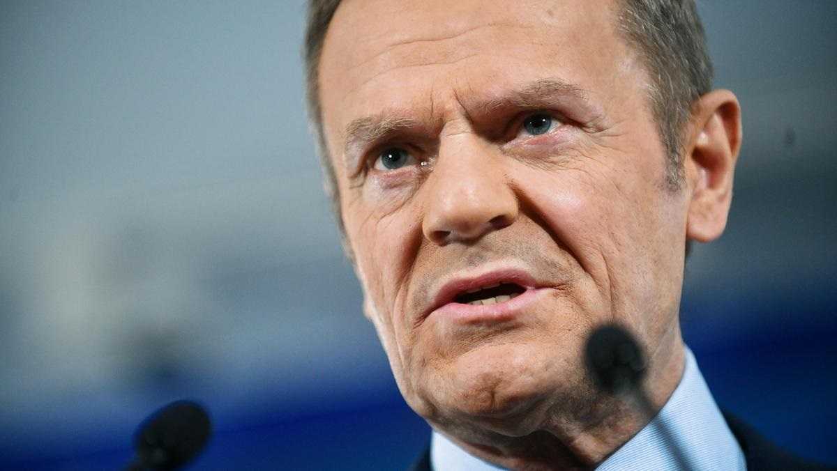 Tusk w TVP z Morawieckim? Rzecznik PO: desperackie zaproszenie