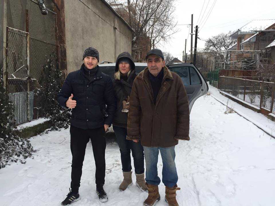 Ranną suczkę na torach ochraniał psi przyjaciel. Wtedy przejechał po nich pociąg...