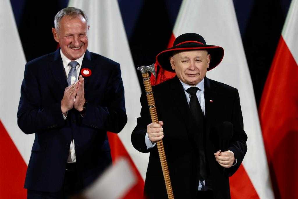 Kaczyński wygrażał Tuskowi ciupagą i chwalił się, jak likwidował wykluczenie cyfrowe w Polsce. Jeździł po wsiach z "jakimiś urządzeniami do Internetu"