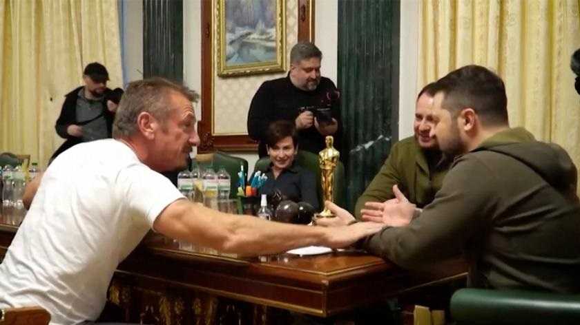 Aktor Sean Penn znowu w Kijowie. Zostawił statuetkę Oscara