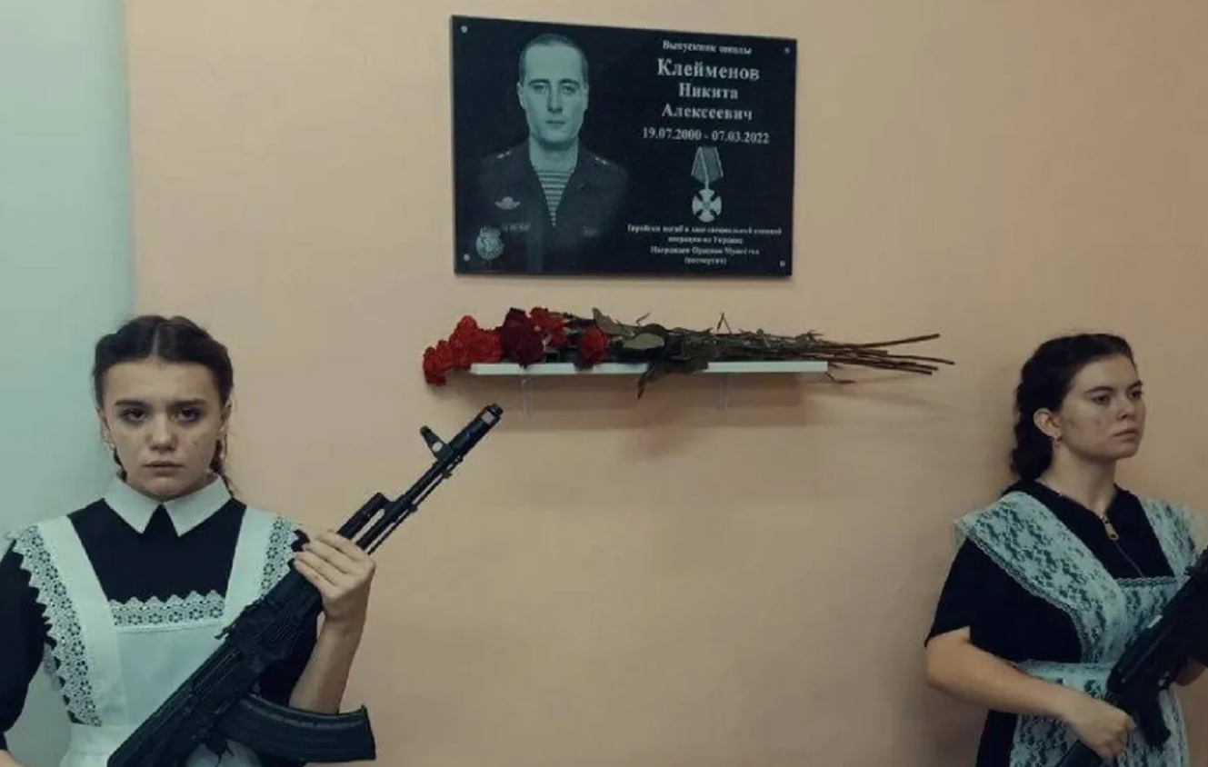Odsłonili tablicę w rosyjskiej szkole. Widok jak z horroru