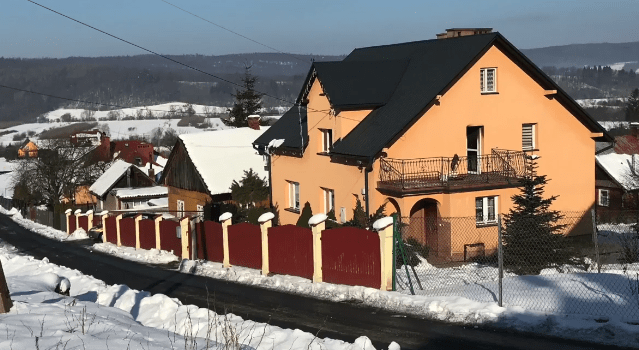 Wzięła swojego dwuletniego synka na kolana, przytuliła i dźgnęła nożem osiem razy