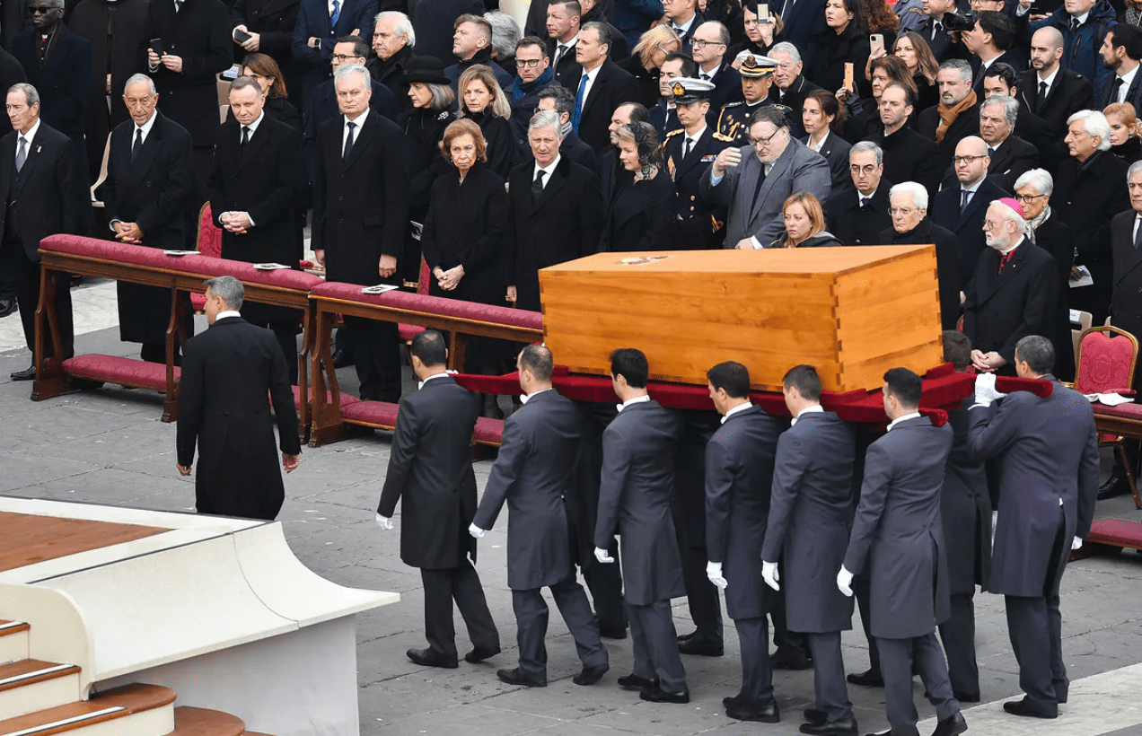 Głośno o Andrzeju Dudzie. Tylko on zrobił to na pogrzebie Benedykta XVI