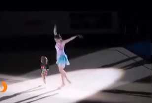Dziecko płacze, a jej mama balerina musi dokonać wyboru – kilka sekund później na scenie robi coś niespotykanego