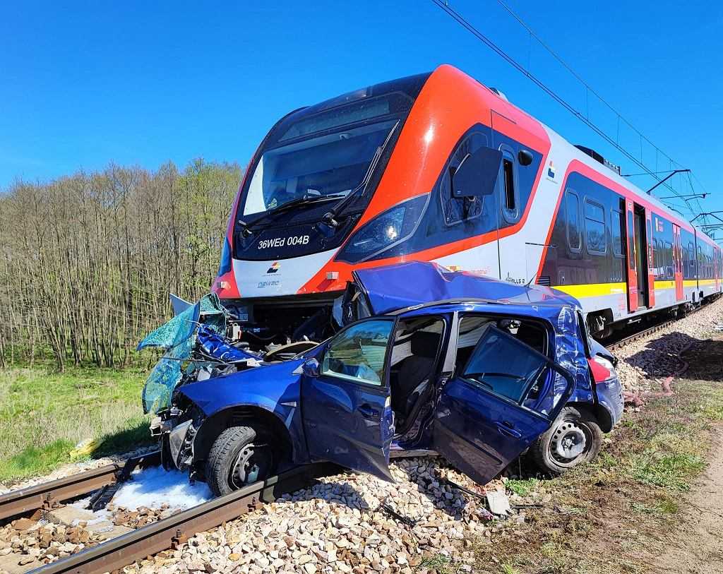 Tragedia na przejeździe kolejowym w Tomaszowie Mazowieckim. Nie żyją kobieta i dziecko