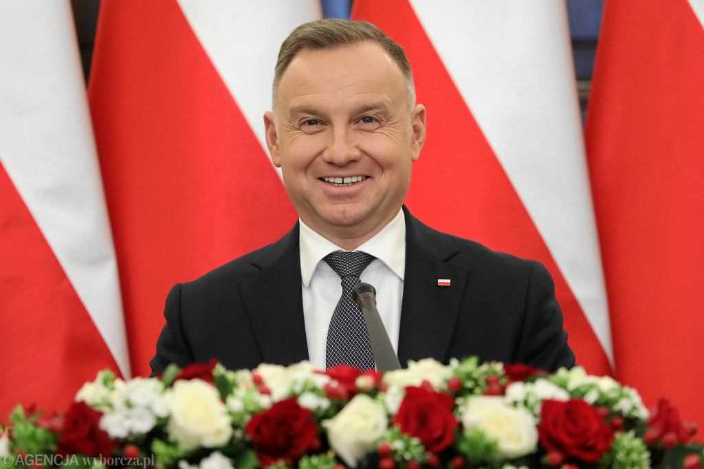 Andrzej Duda w koronie. Prezydent zachwycony memem o sobie. "Śmieszko pierwszy"