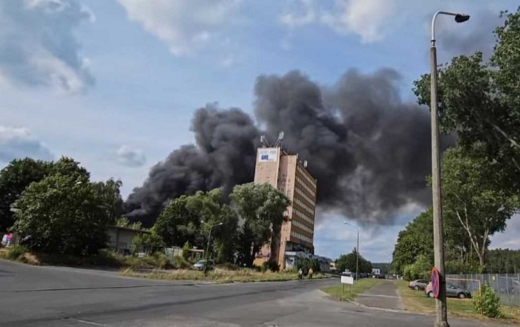 Pożar hali z toksycznymi odpadami w Zielonej Górze. Jest alert RCB